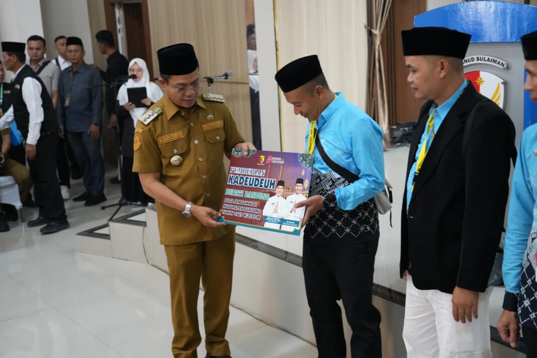 KDS Berikan Uang Saku Kepada Lebih Dari 500 Jemaah Calon Haji Kabupaten Bandung KDS Berikan Uang Saku Kepada Lebih Dari 500 Jemaah Calon Haji Kabupaten Bandung