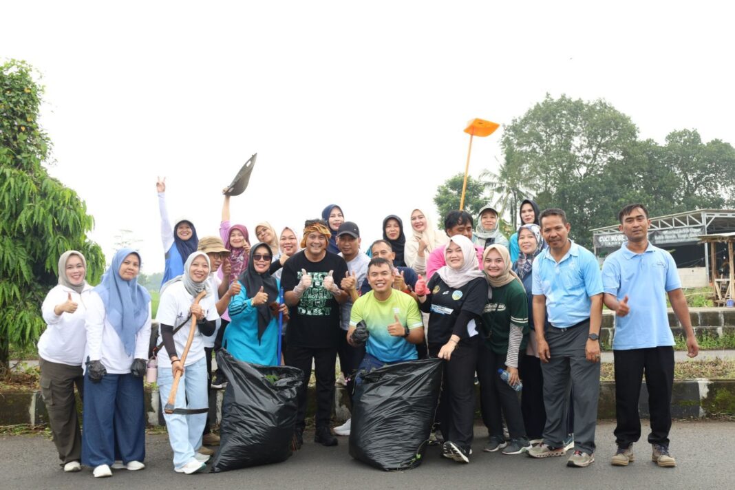 Gerakan Bersih Serentak di Tasikmalaya, Diky Candra: Mari Rawat Lingkungan Bersama Gerakan Bersih Serentak di Tasikmalaya, Diky Candra: Mari Rawat Lingkungan Bersama